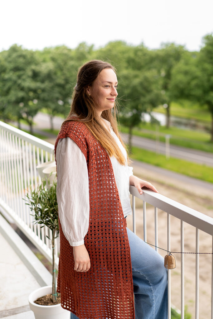 rode mantel patroon gedragen door vrouw