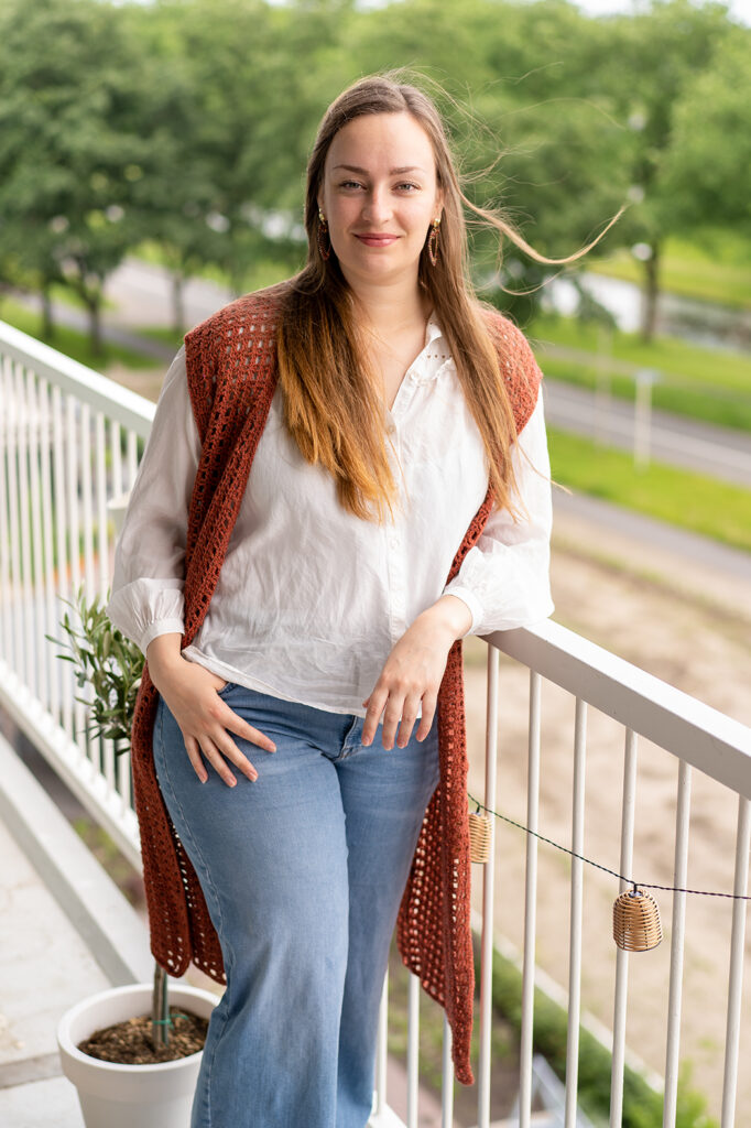 rode mantel patroon gedragen door vrouw