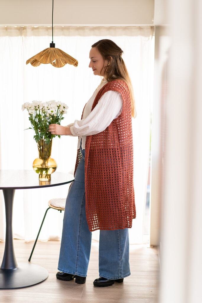 rode mantel patroon gedragen door vrouw